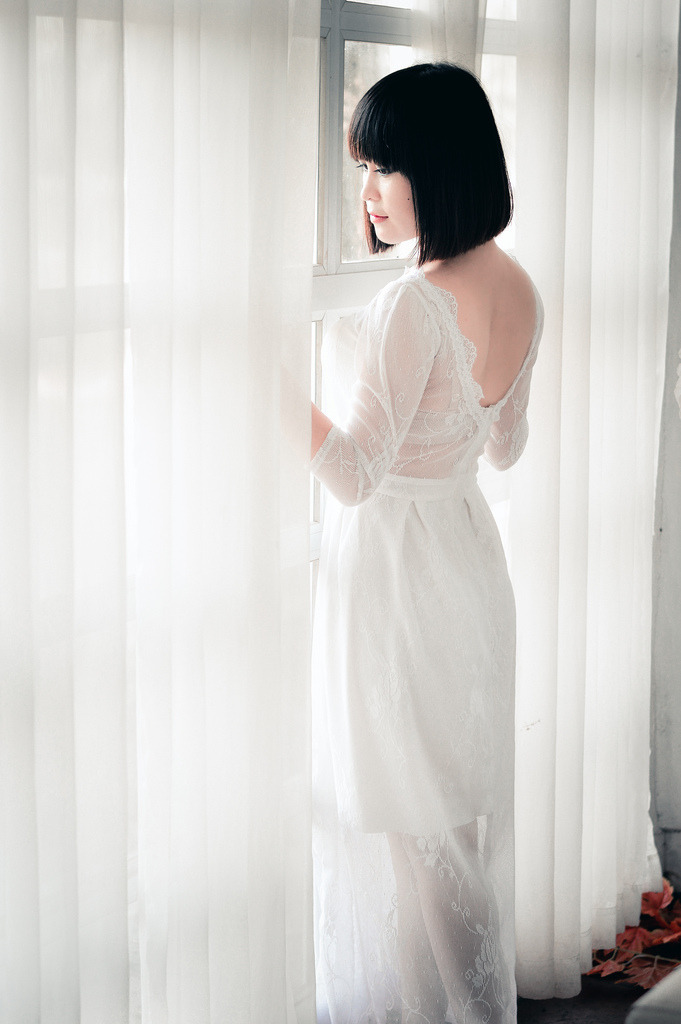 美女打撲克不蓋被子